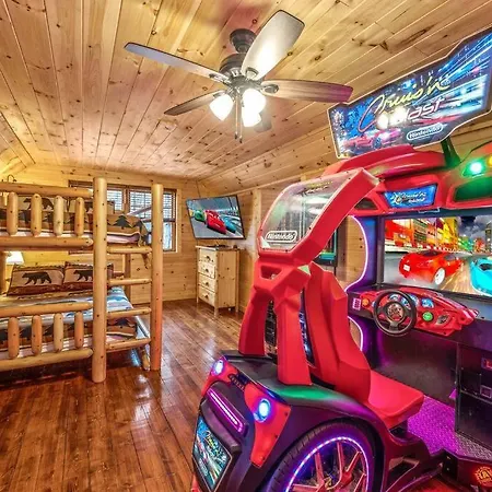 Luxury Cabin-Amazing Location-Arcade-Firepit-Pool
